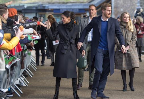 Pickerill camina junto al secretario del Príncipe Harry