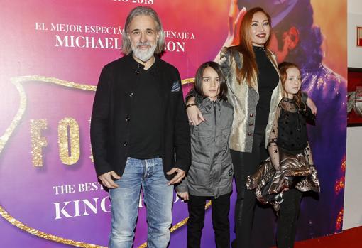 Sergi Arola y Silvia Fominaya con los hijos de ésta, el pasado miércoles en un musical de Madrid