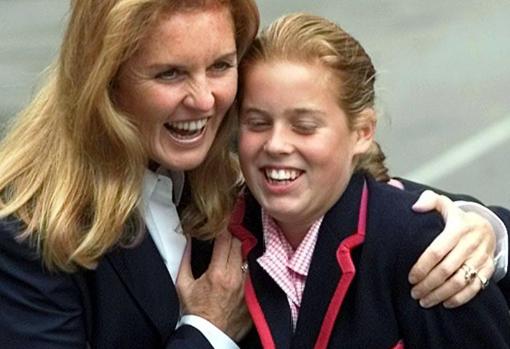 Sarah Ferguson con su anillo de prometida junto a Beatrice de York