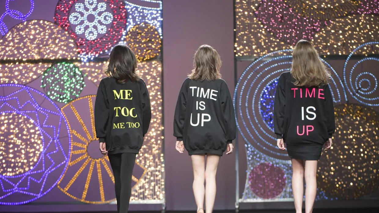 Juana Martin abrió su desfile con tres modelos que lucían los mensajes de «Me Too» y «Time’s Up»