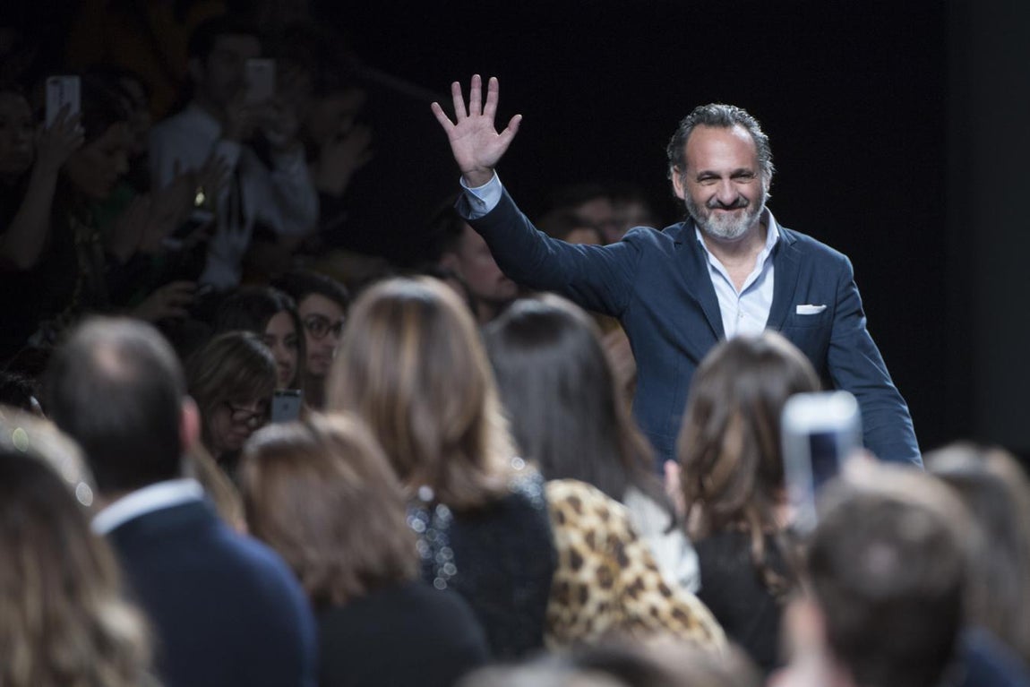 Marcos Luengo saluda al final del desfile.. 