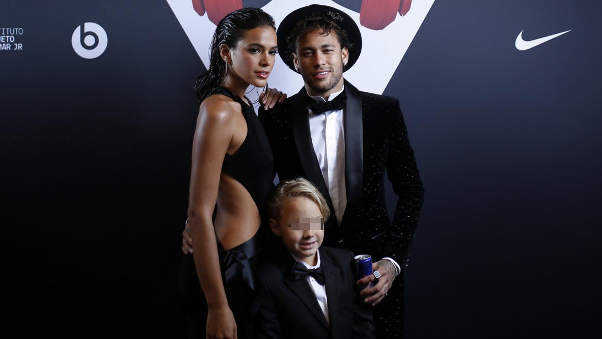 Neymar junto a su novia y su hijo