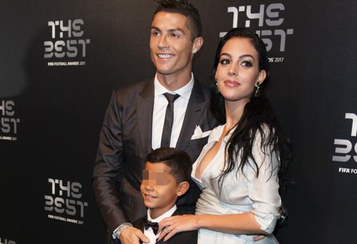 Cristiano junto a su hijo y Georgina