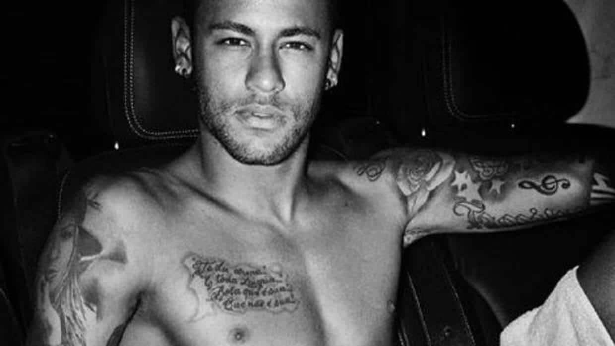 Mario Testino vuelve al trabajo con un Neymar de lo más sugerente