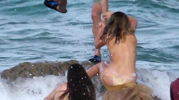 Vídeo: La brutal caída de Kate Upton, arrastrada por una ola durante una sesión de fotos en «topless»