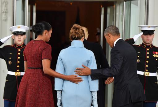 Junto a Barack Obama ayudando a Melania Trump