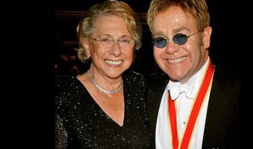 Elton John junto a su madre Sheila Farebrother