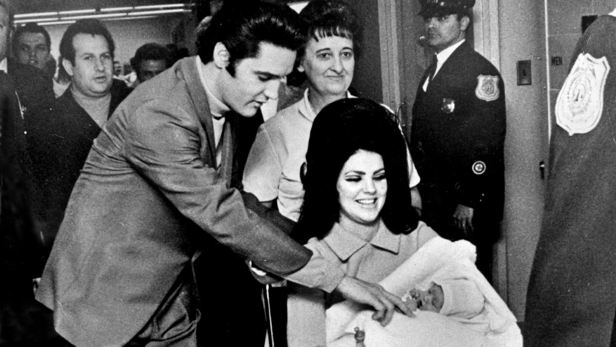 Lisa Marie Presley recién nacida en 1965 junto a sus padres