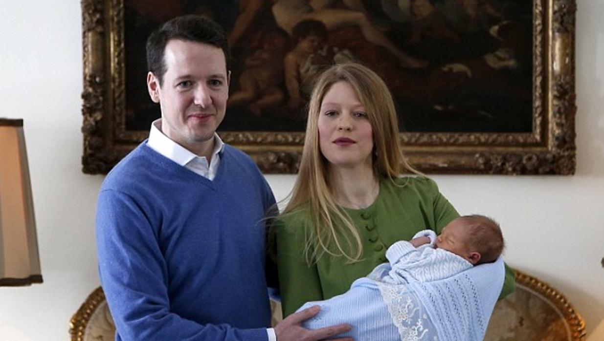 El Príncipe Felipe y la Princesa Danica de Serbia presentan a su hijo