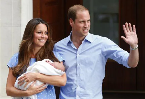 Los duques de Cambridge dejan el hospital tras el nacimiento del príncipe Jorge