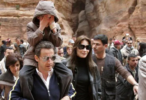 Aurélien se tapa la cara en Petra, en el viaje realizado con su madre y Sarkozy