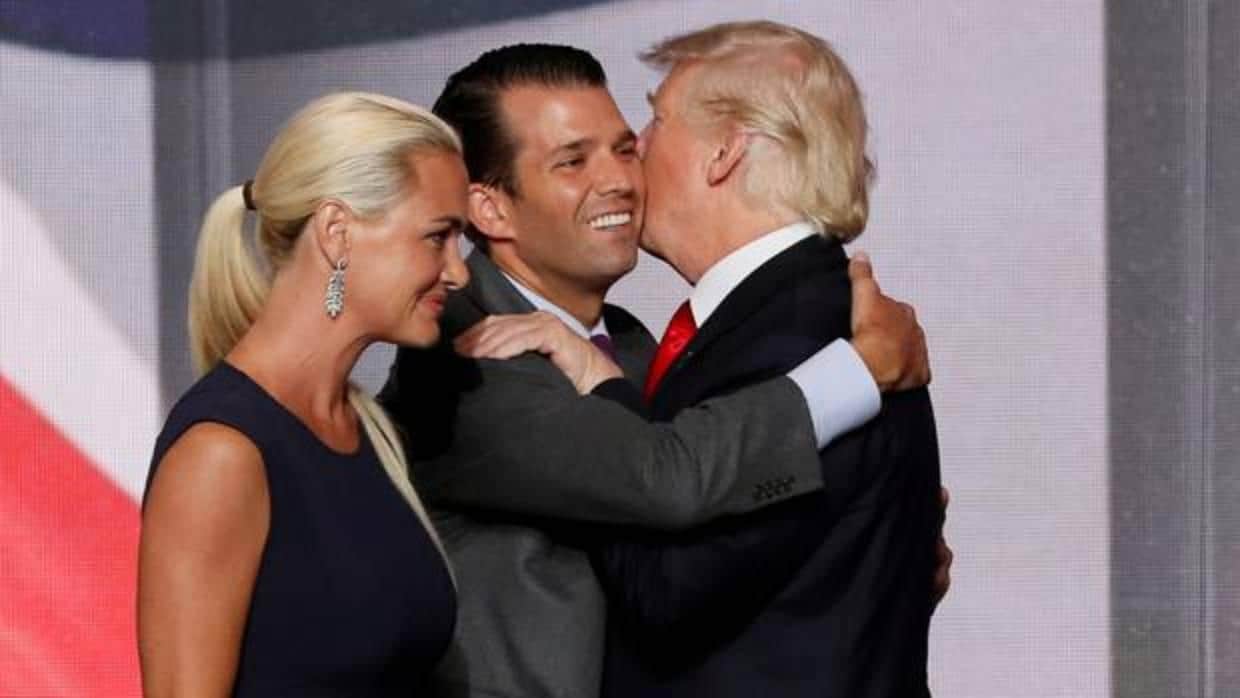 Donald Trump abraza a su hijo ante Vanessa Trump