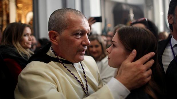 Antonio Banderas vuelve a los pies de la Virgen de Lágrimas y Favores de Málaga con su hija Stella