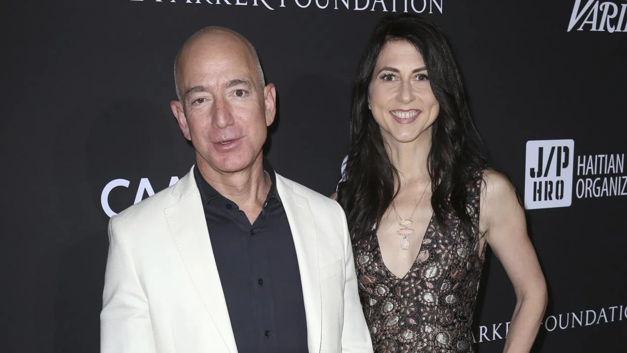 Jeff Bezos junto a su mujer MacKenzie Bezos