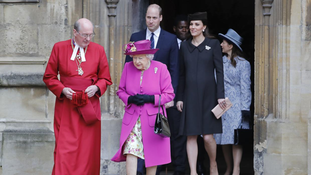 La Reina y el dean de Windsor. Detrás Guillermo y Catalina de Cambridge