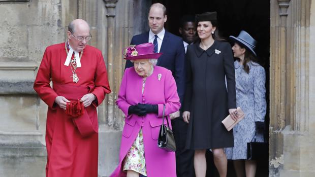 Isabel II y los Duques de Cambridge celebran el domingo de Pascua en Windsor