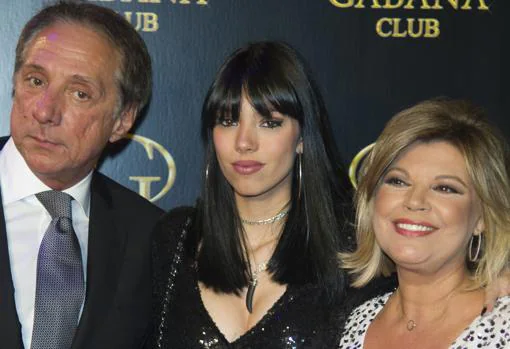 Alejandra Rubio Borrego junto a sus padres en su fiesta de cumpleaños