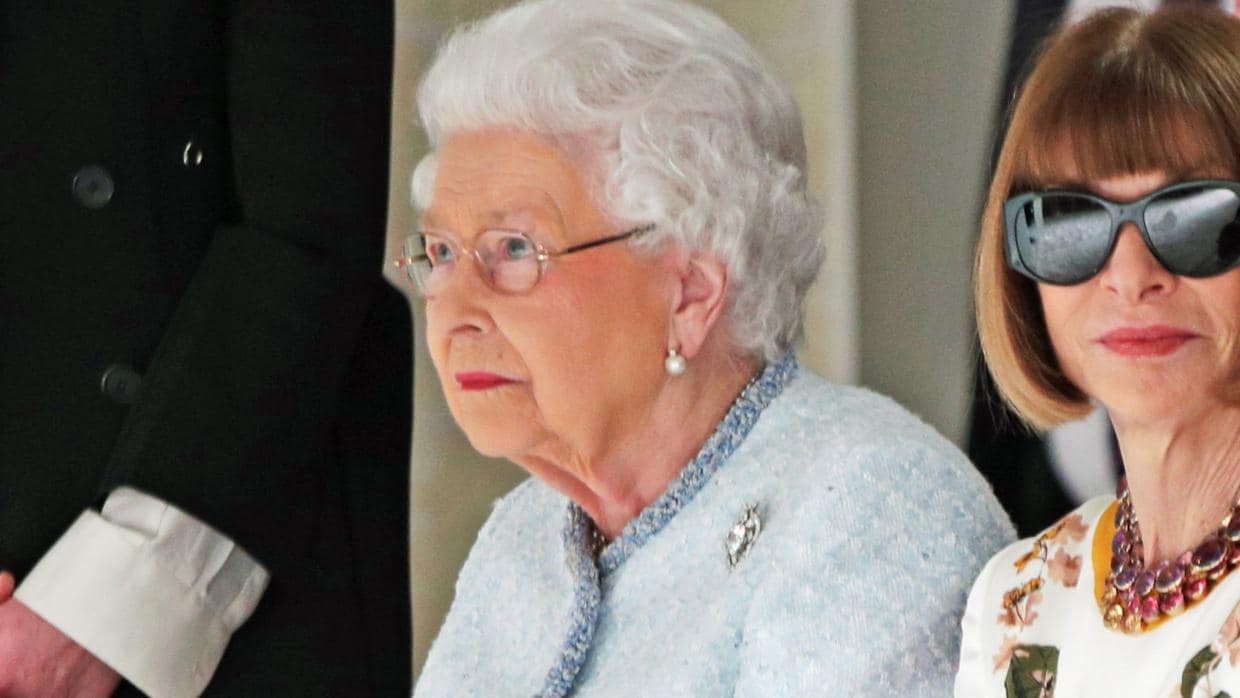 Imágen histórica: la Reina Isabel II en un desfile de moda junto a Wintour