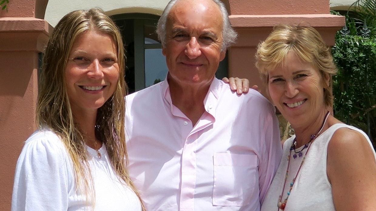 Gwyneth Paltrow posa con Ricado Arranz y Alicia Villapadierna, dueños del Hotel Villa Padierna, en Marbella