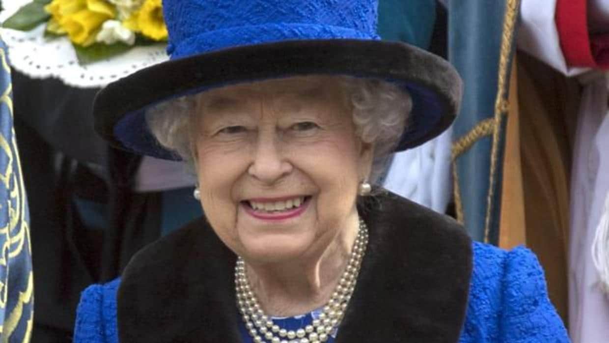 Isabel II bromea con su muerte en un nuevo documental
