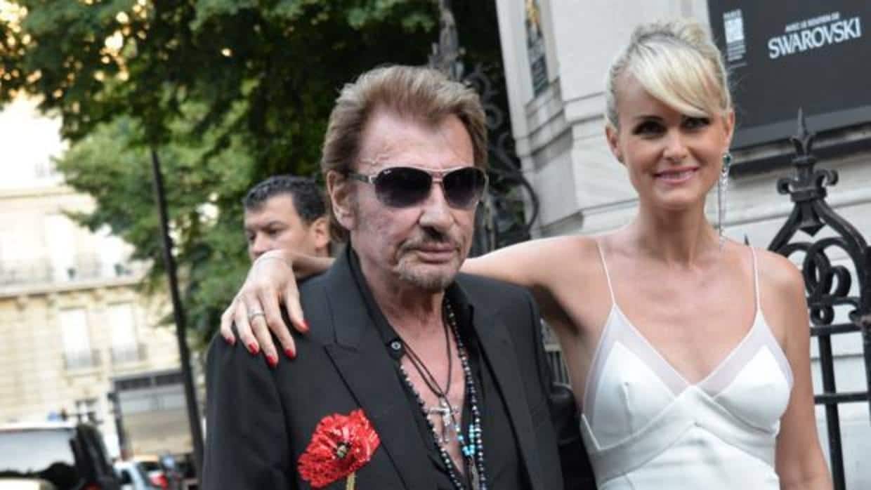La viuda de Johnny Hallyday se defiende en plena batalla por el legado del rockero