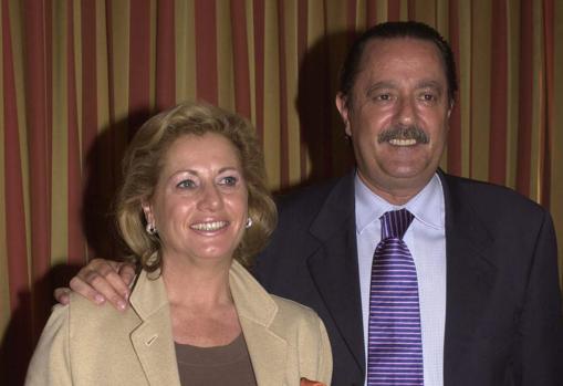 Foto de archivo de 2003 de Julián Muñoz junto a su esposa Mayte Zaldívar