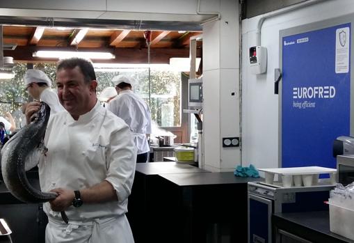 Martín Berasategui, en las cocinas de su restaurante junto a una de sus nuevas cámaras frigoríficas con iones de plata
