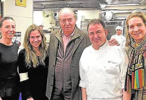 Clientela ilustre: Don Juan Carlos y la Infanta Elena visitaron hace un mes el restaurante. En la imagen, Berasategui posa junto a ellos en sus cocinas acompañado de su mujer, Oneka Arregui, y su hija Ane