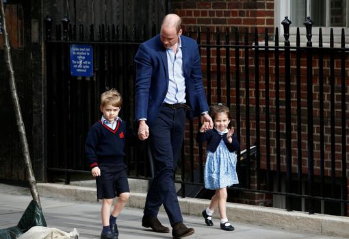 Guillermo de Inglaterra llegando al hospital junto a sus dos hijos