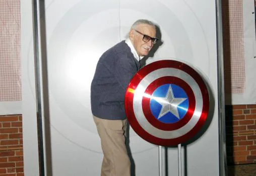 Stan Lee con el escudo de Capitán América