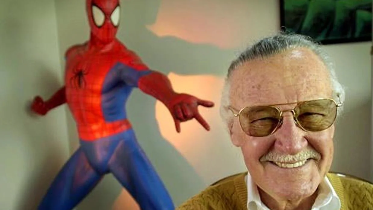 Stan Lee junto a una estatua de Spiderman