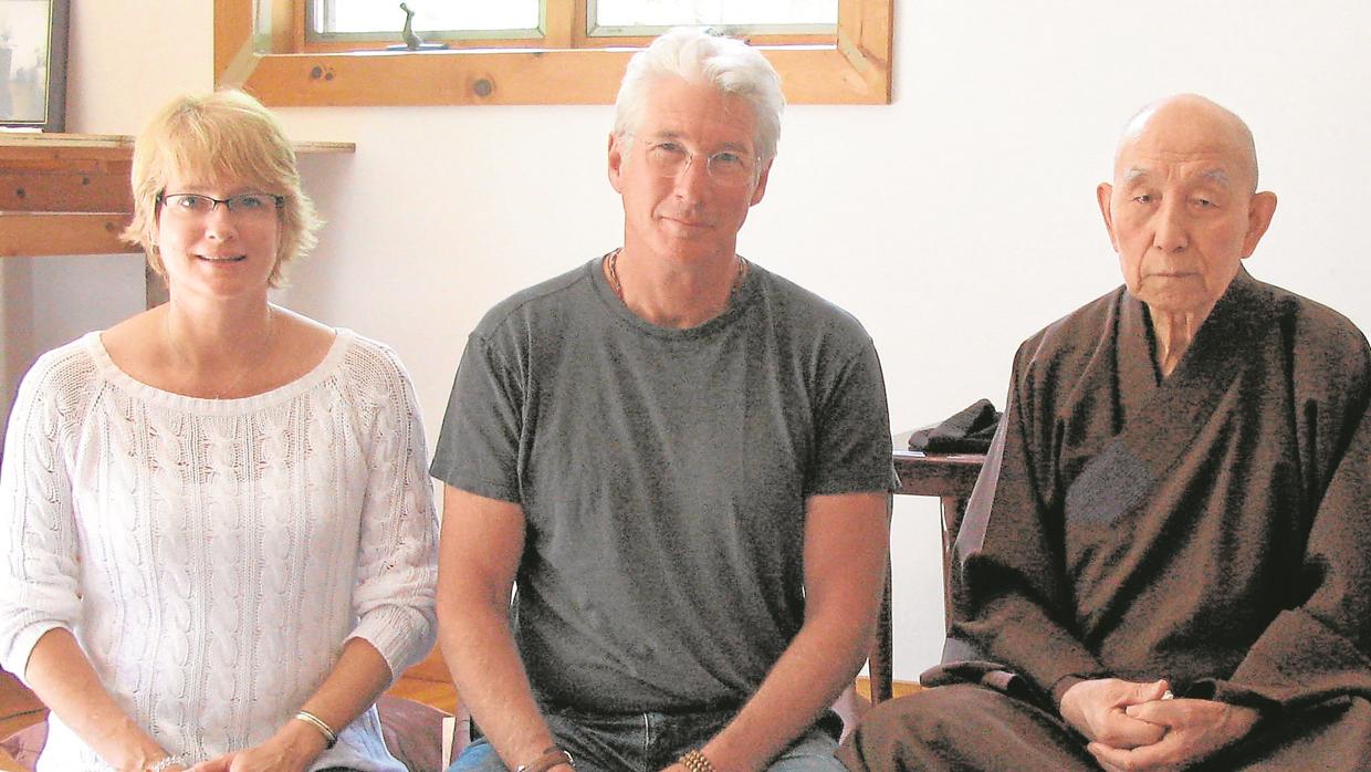 Anna Elias y Richard Gere junto a un monje budista