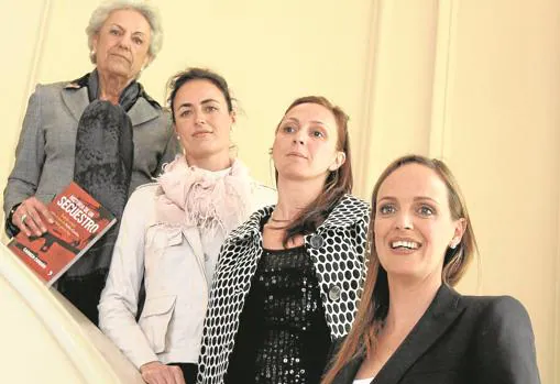 Carmen Cordón junto a sus hermanas y su madre, Pilar Muro