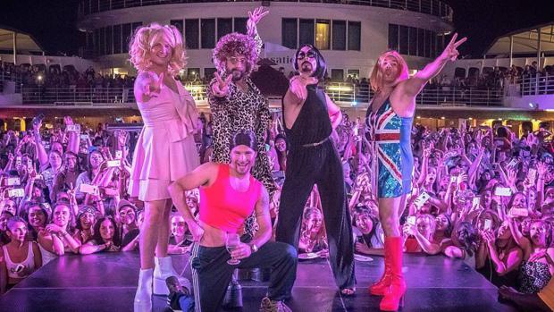 Vuelven los 90: Los Backstreet boys dan un concierto tributo a las Spice Girls