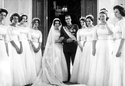 Los recién casados junto a sus damas de honor, todas ellas princesas