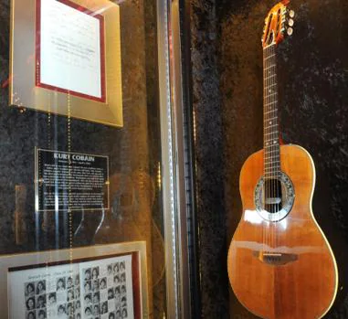 Imagen de una de las guitarras de Kurt Cobain