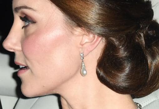Kate Middleton liciendo los pendientes de Collingwood