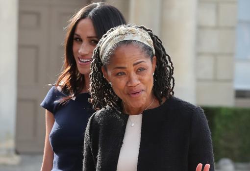 Meghan Markle junto a su madre Doria