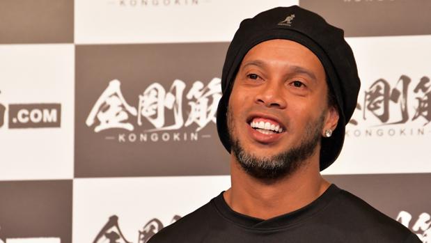 Ronaldinho se casa en agosto con dos mujeres