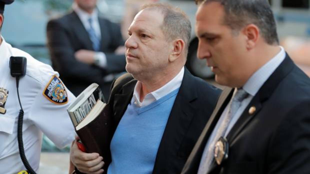 Harvey Weinstein se entregó ayer a las autoridades