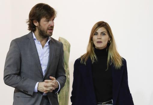 La pareja paseando por la Feria ARCO