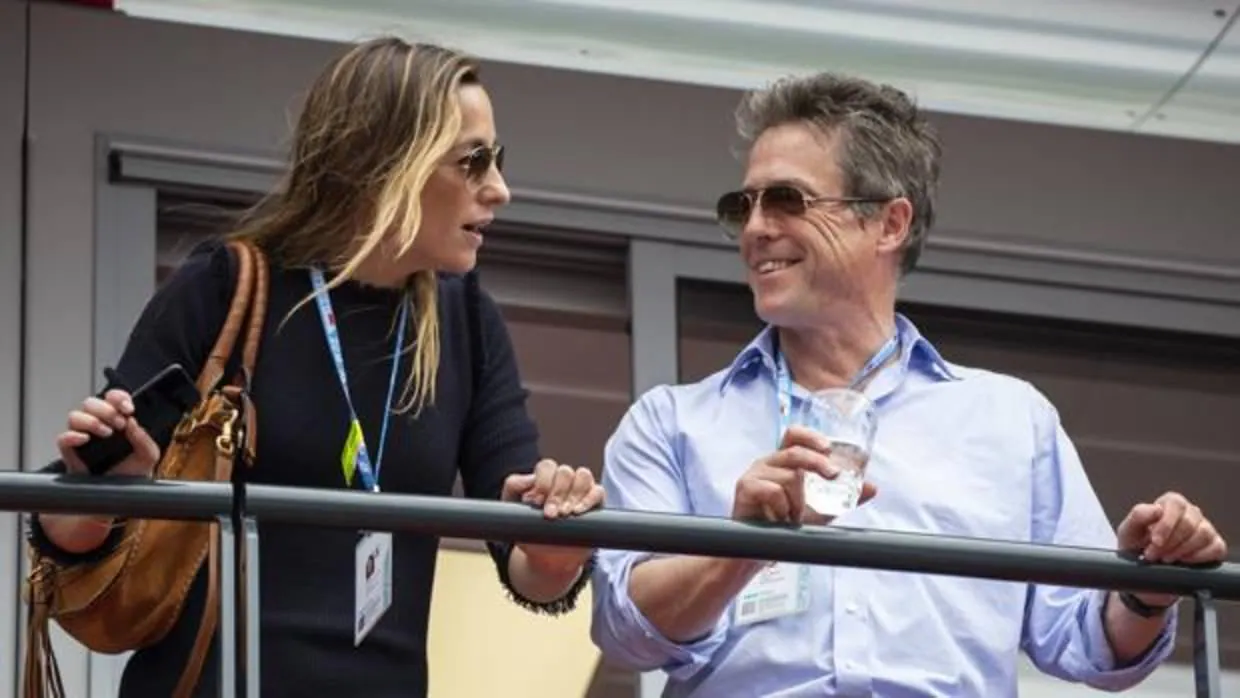 Hugh Grant y Anna Eberstein celebran su luna de miel en la F1