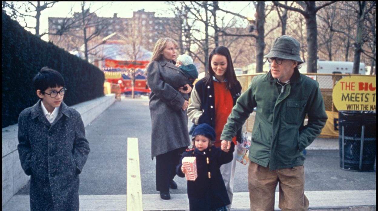 Allen y Farrow con sus hijos Moses, Ronan, Dylan y Soon-Yi en 1988