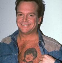 Tom Arnold con un tatuaje de Roseanne en el pecho