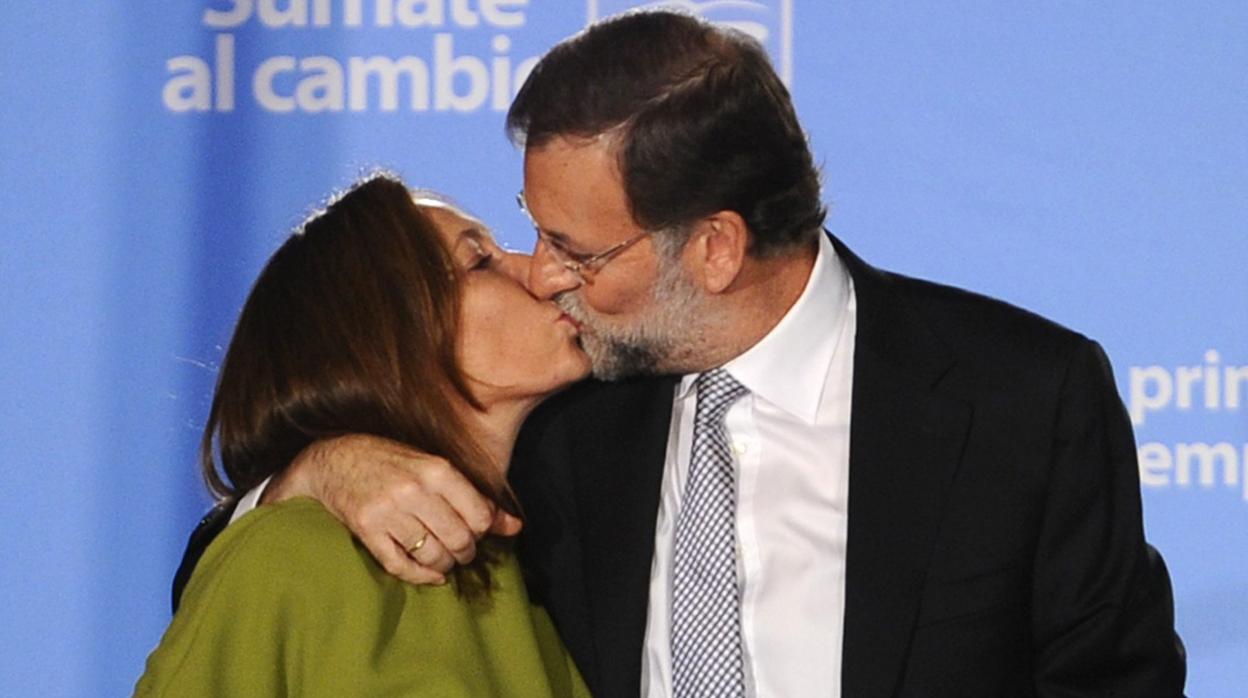 Mariano Rajoy y Elvira Fernández, en el balcón de Génova, durante la celebración de la victoria del PP en las elecciones del 20 de noviembre de 2011