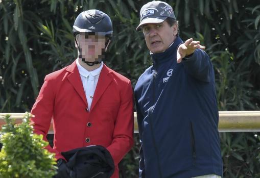 Cayetano Martínez de Irujo junto a su hijo Luis