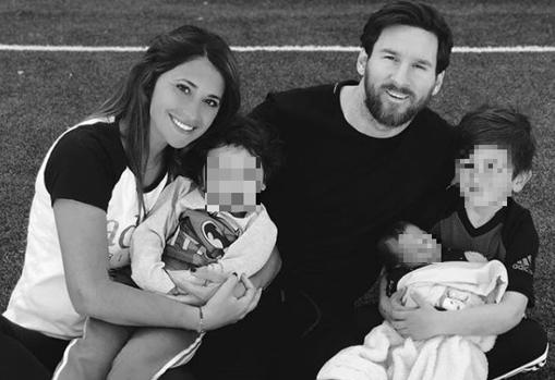 Leo Messi y Antonela Roccuzzo con sus tres hijos