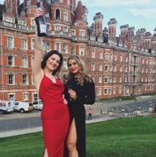 Sofia Abramovich (de negro) junto a una amiga celebrando su graduación