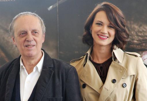 La actriz junto a su padre, Dario Argento, en 2012