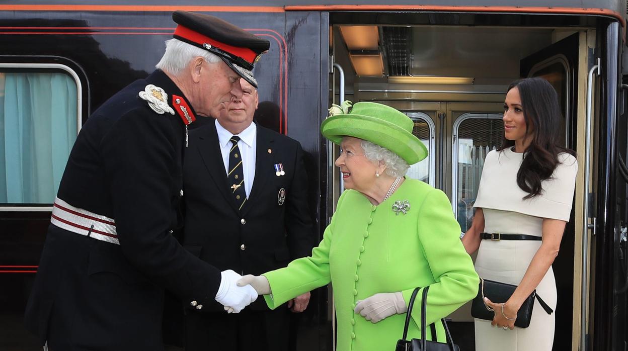 Isabel II se lleva de viaje oficial a Meghan Markle en el tren real